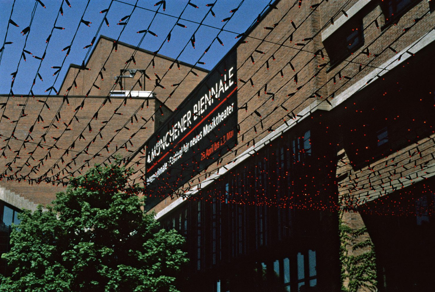 Aussenwerbung Banner Gasteig 4. Münchener Biennale Internationales Festival für neues Musiktheater München künstlerische Leitung Hans Werner Henze 1994 corporatedesign